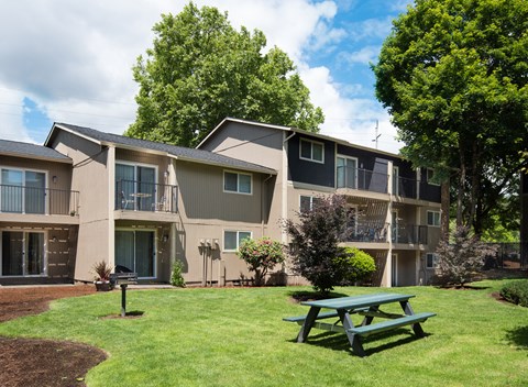 Garden Glen courtyard with picnic table and BBQ
