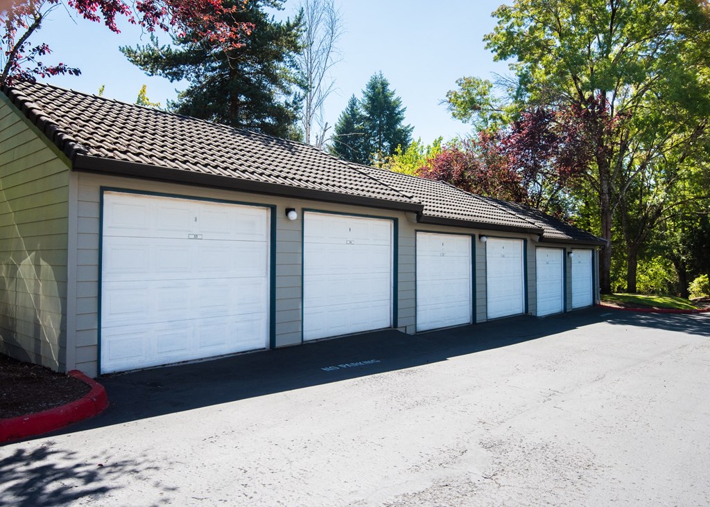 Garages at Hathaway Court Apartments, Oregon