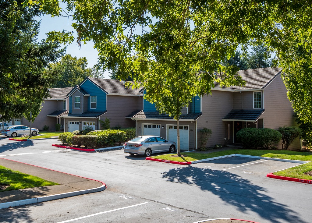 Hathaway Court Townhomes Exterior & Parking Lot at Hathaway Court Apartments, Oregon