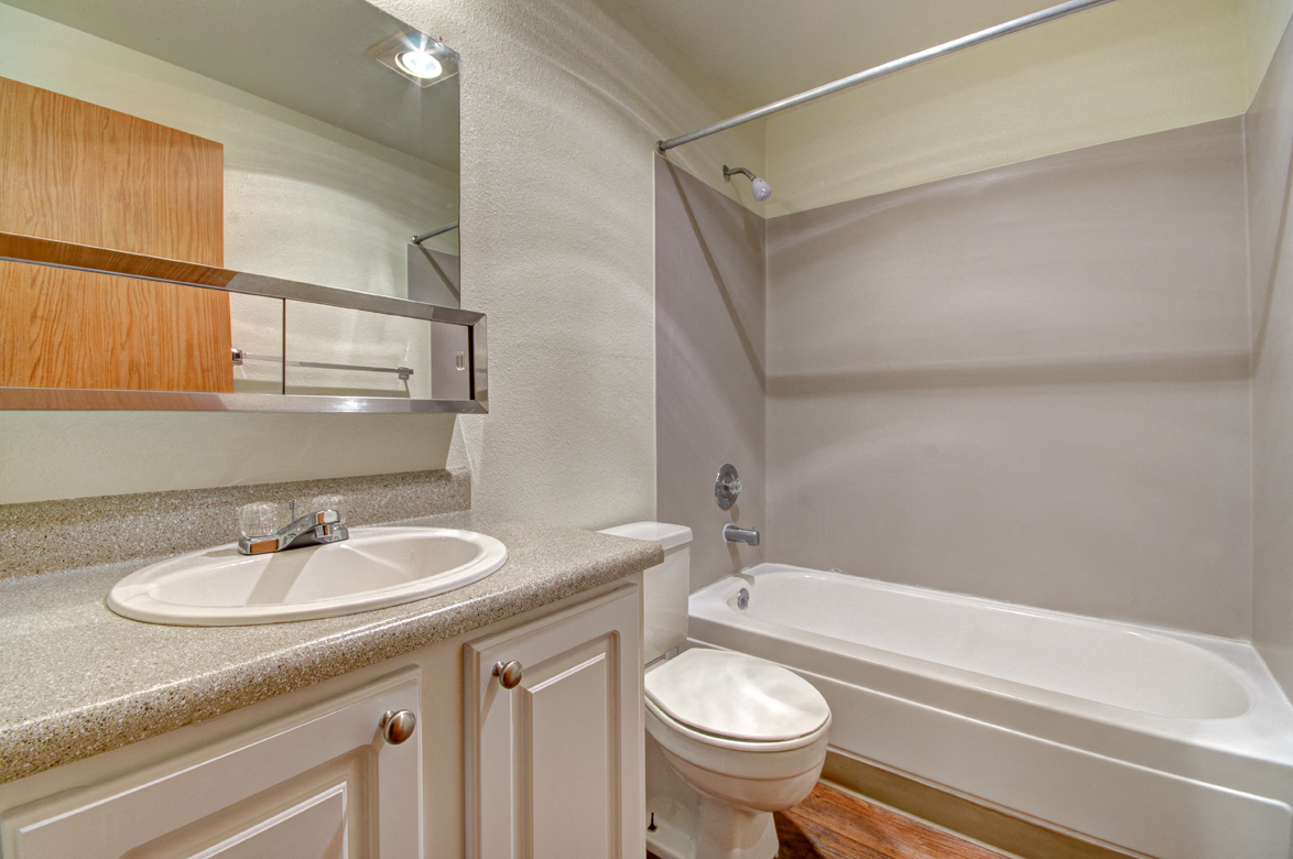 Hunt Club Apartments Vacant Apartment Upgraded Bathroom