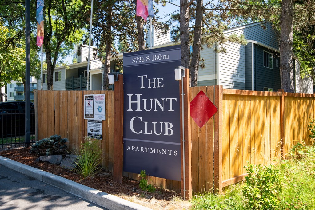Hunt Club entry sign