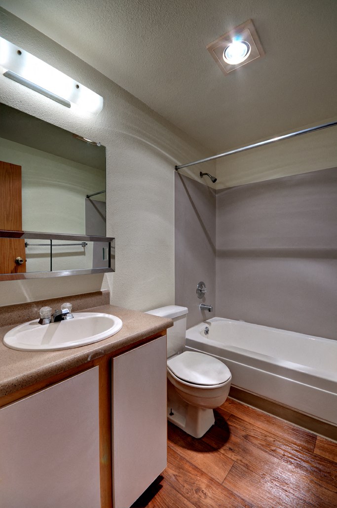 Hunt Club Vacant Non Upgraded Bathroom