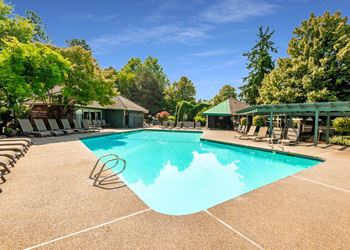 Kings Court Beaverton OR swimming pool and leasing office