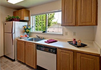 Maple Pointe Apartments Kitchen