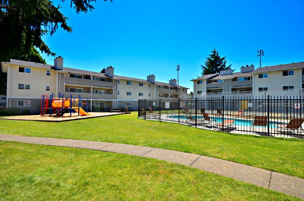 Maple Pointe Playground & Pool Exterior