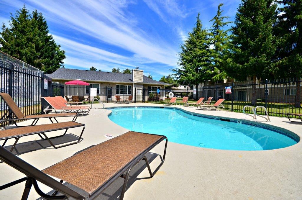 Maple Pointe Pool & Lounge Chairs