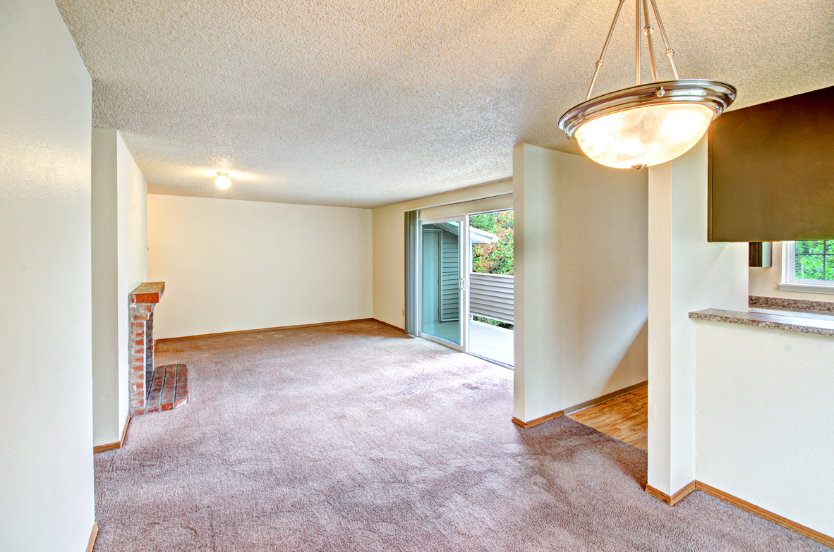 Maple Pointe Vacant Living Room