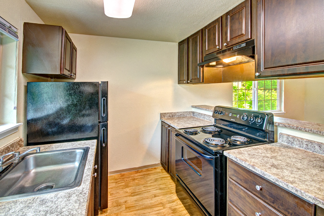 Maple Pointe Vacant Apartment Upgraded Kitchen & BVar