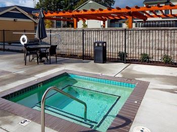 The Landing Apartments Outdoor Spa