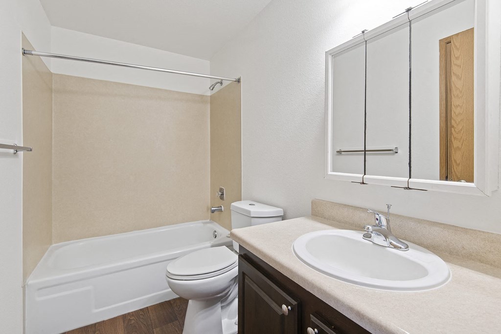 Pembrooke, Kent, vacant 2x2 large second bathroom