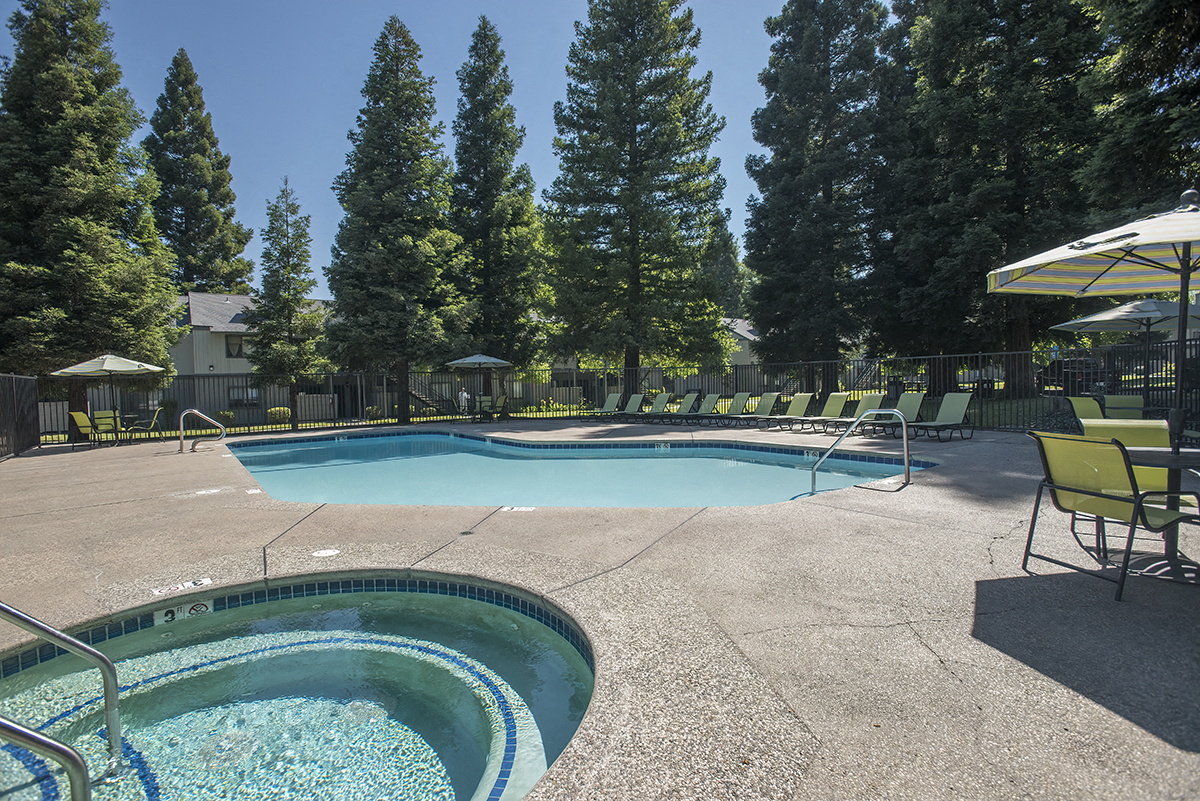 Pepperwood Apartments Pool & Spa