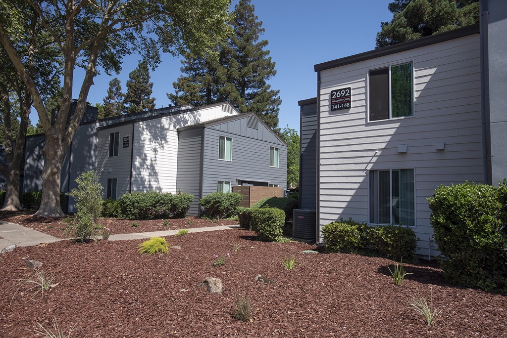 Pheasant Pointe Exterior Buildings, Landscaping, and Walking Path