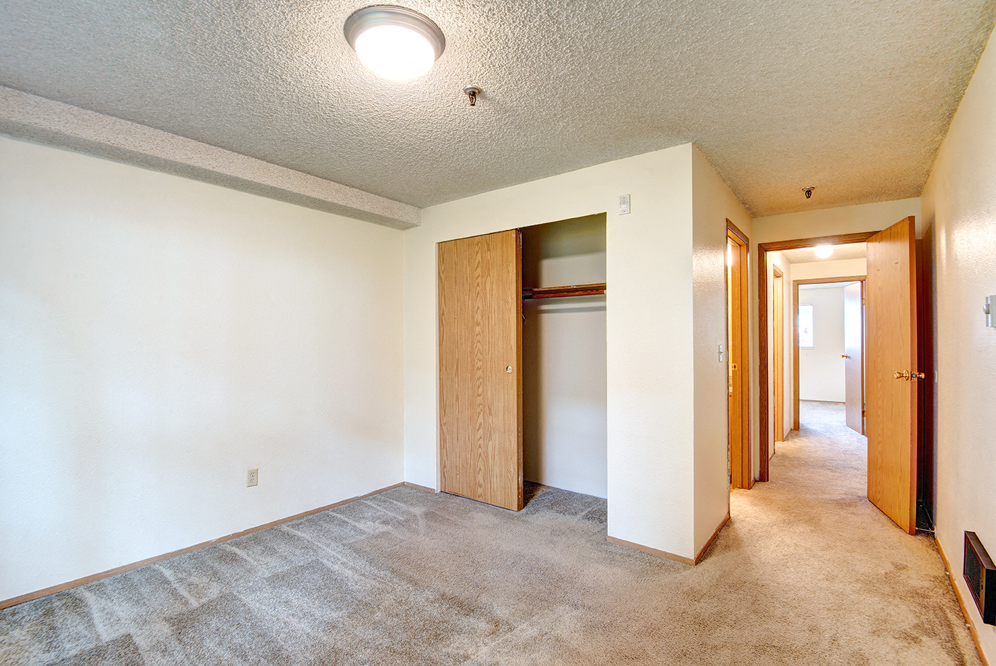 Bedroom & Closet at Riverwood Apartments, WA 98032