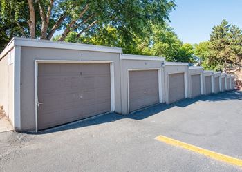 Garages at Rolling Hills Apartments, Oregon