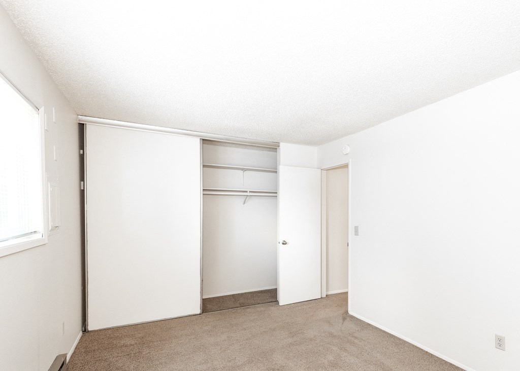 Shadow Hills vacant 1x1 bedroom and closet