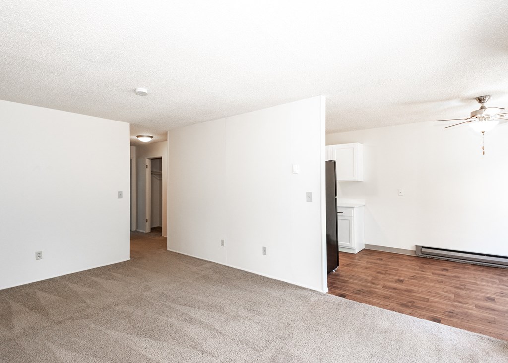 Shadow Hills vacant 1x1 dining room and living room