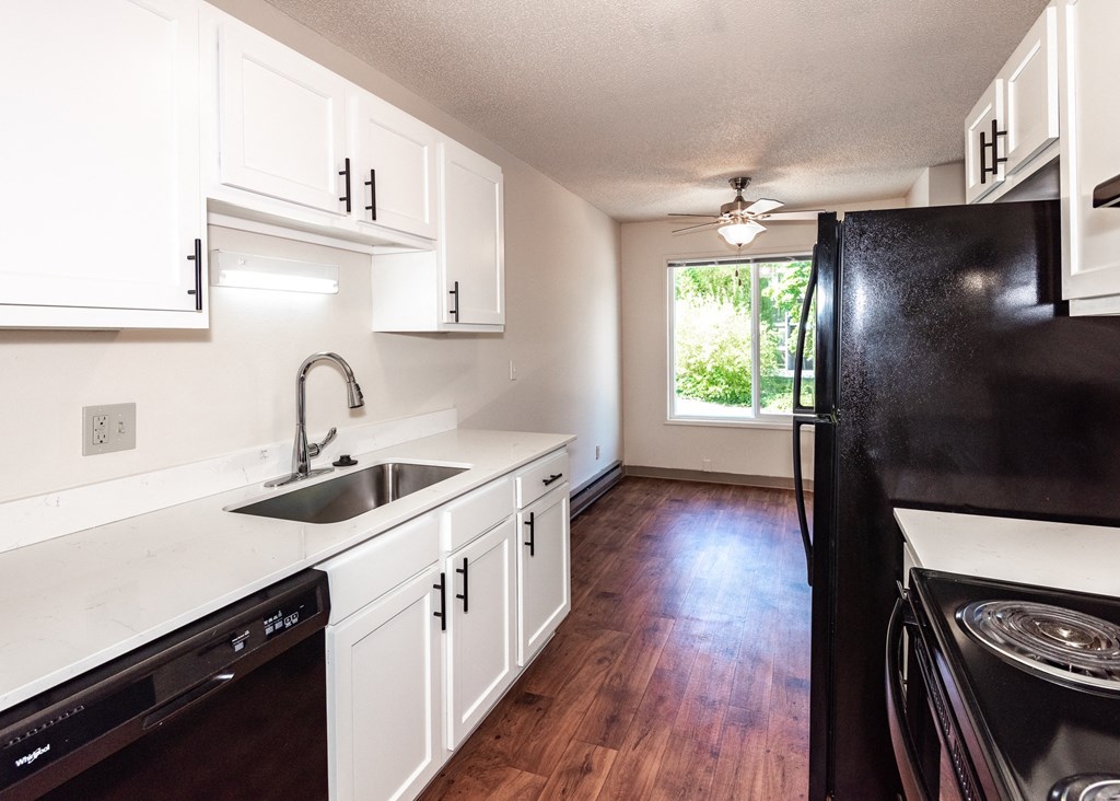 Shadow Hills vacant 1x1 kitchen and dining room