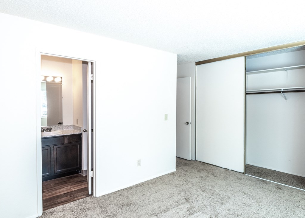 Shadow Hills vacant 3x2 primary bedroom closet and bathroom