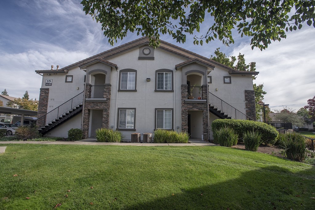 Stoneridge Building Exterior Green Space