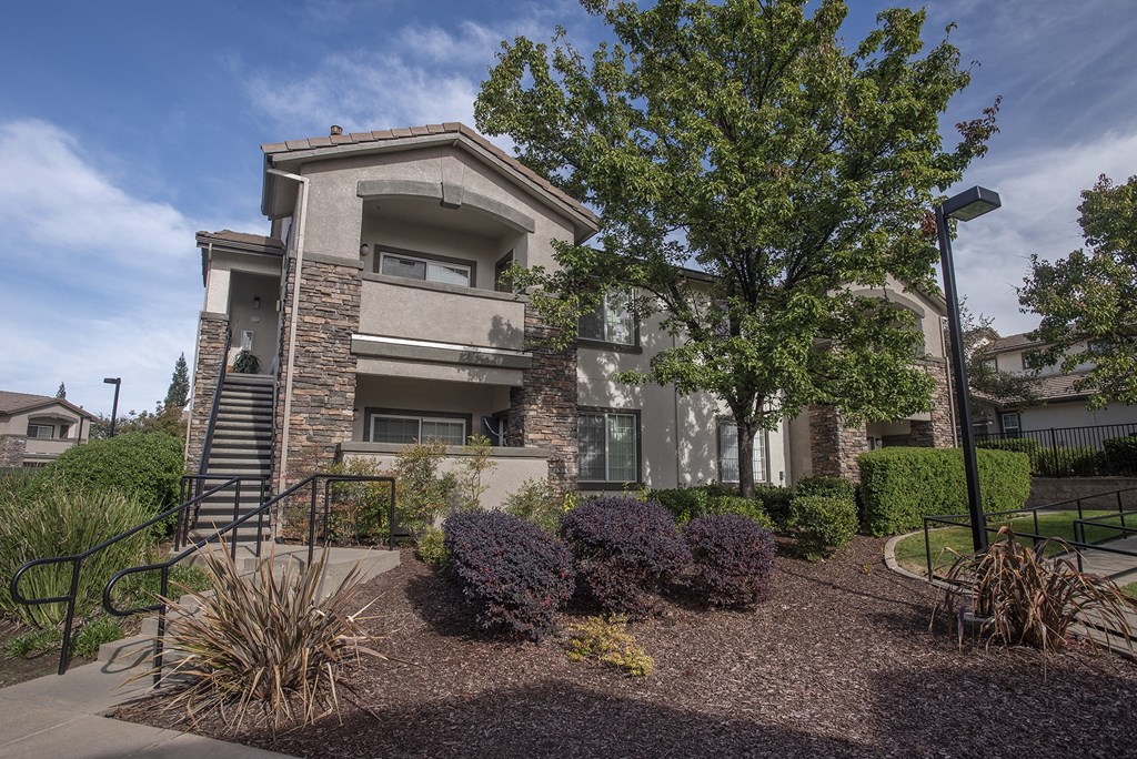 Stoneridge Building Exterior Landscaping