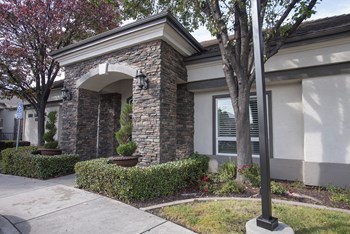 Stoneridge Clubhouse Entry Side View - Photo Gallery 4