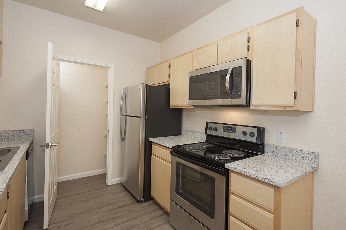 Stoneridge Upgraded Vacant Kitchen & Pantry