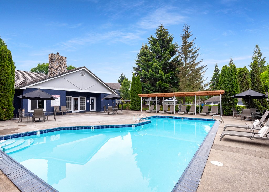 Valley River Court outdoor swimming pool and clubhouse view