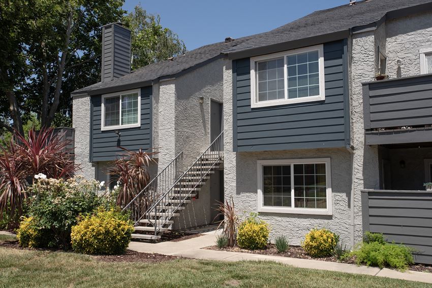 Woodbridge building exterior entries - Photo Gallery