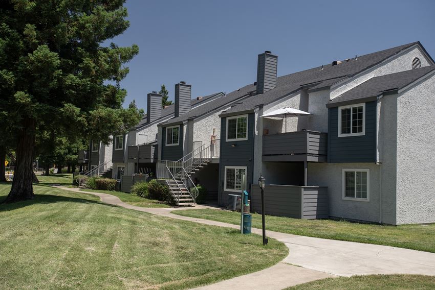 Woodbridge building exterior paths - Photo Gallery