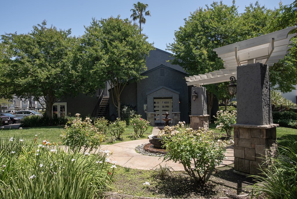 leasing office fountain at Woodbridge Apartments, CA 95833