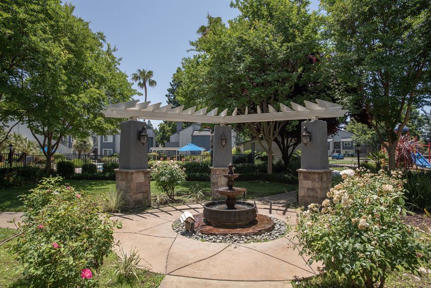 Woodbridge leasing office fountain and pool view - Photo Gallery