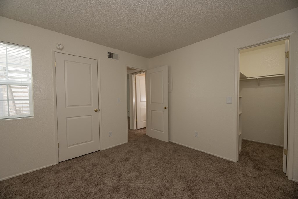 vacant 1x1 bedroom at Woodbridge Apartments, CA 95833