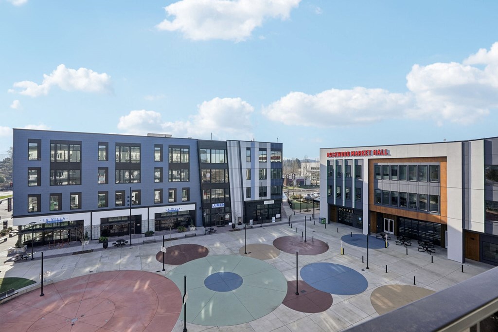 Courtyard outside AVIVA Apartments in Gresham Oregon