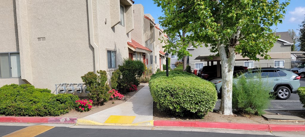 Beautifully landscaped walkways at Sierra Vista Apartment Homes in Lake Elsinore, California.
