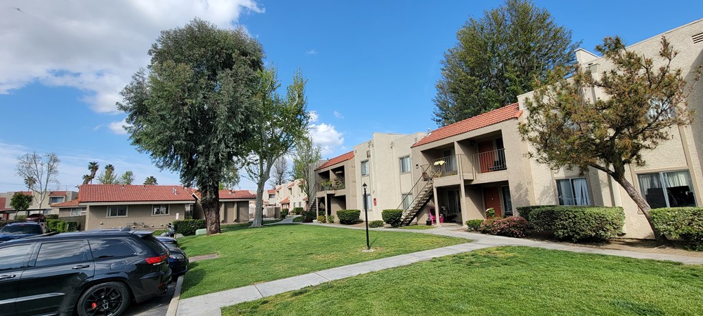 Well cared for and mature landscaping at Sierra Vista Apartment Homes in Lake Elsinore, California.