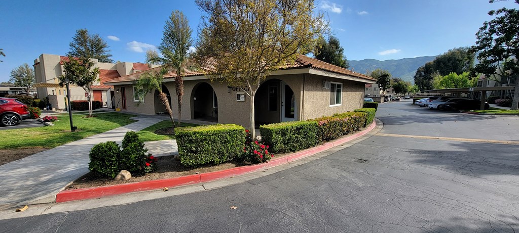 Leasing office and maticulous landscaping at Sierra Vista Apartment Homes in Lake Elsinore, California.