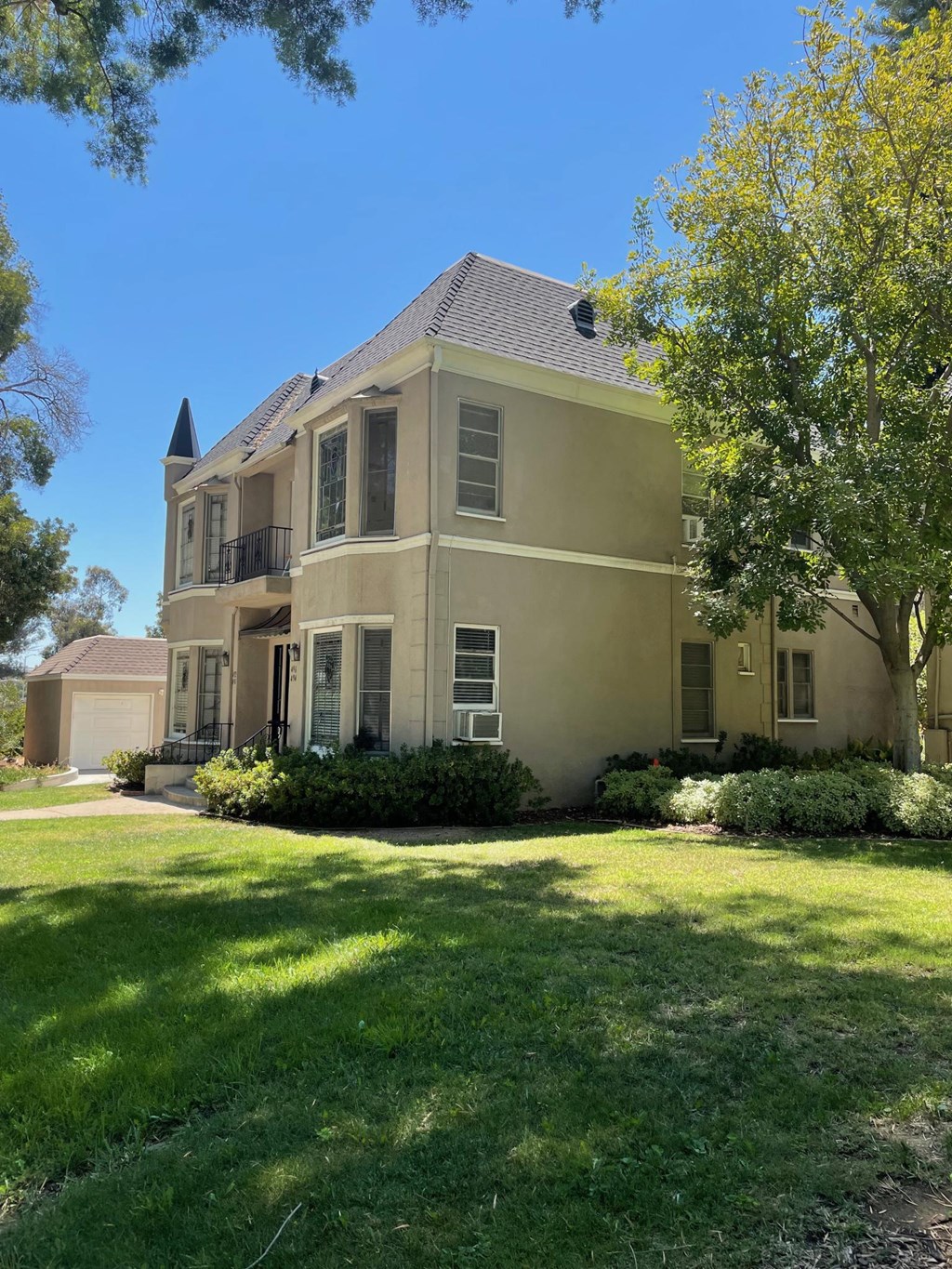 Bay windows and stately appearance of Orange Grove Apartments in Pasadena, CA.