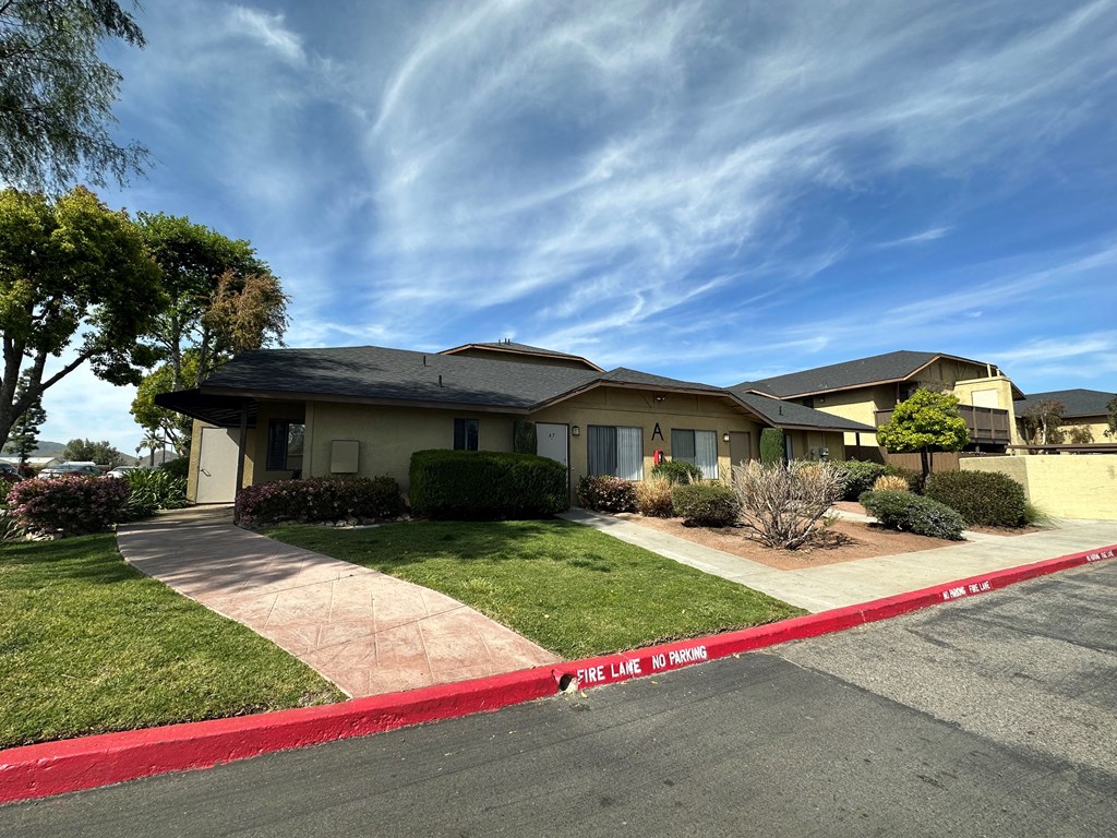 Well kept landscaping at Riverdale Apartment Homes in Hemet, California.