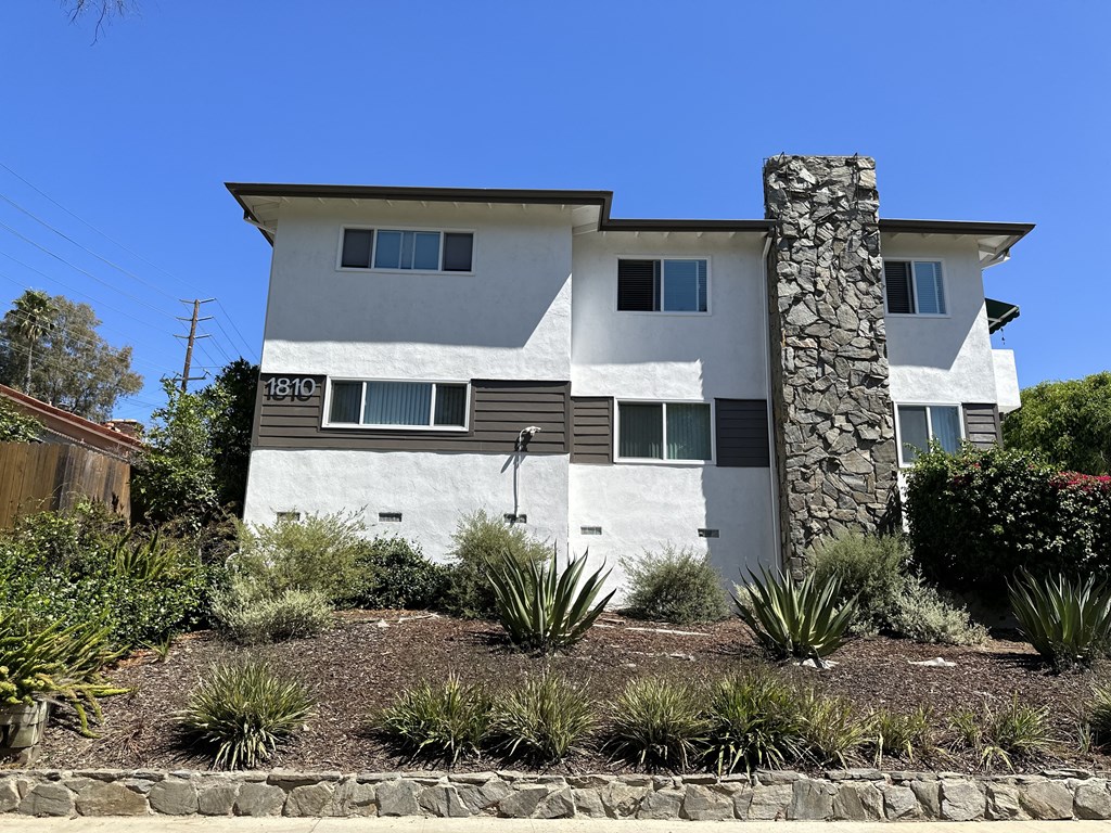 Street view of The Hardison Apartment building in Pasadena, California.