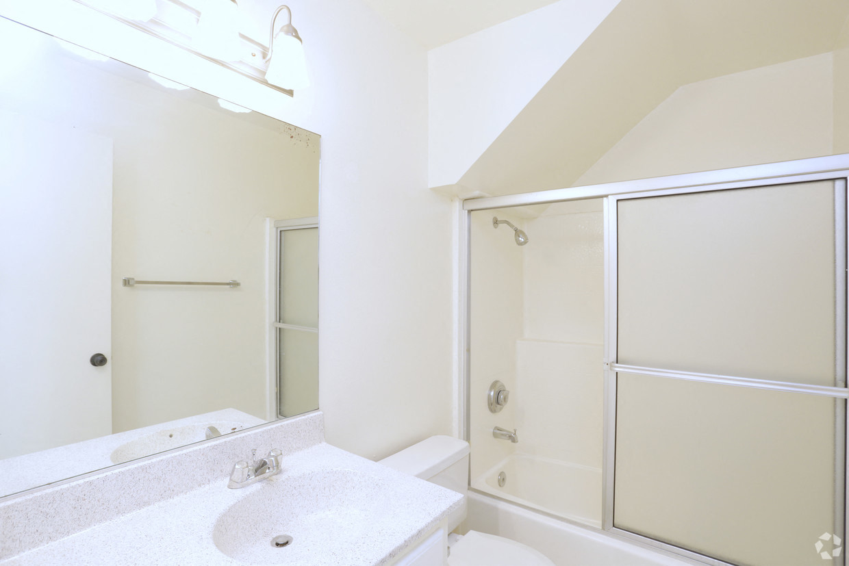 Alternate Bathroom desing with glass shower doors