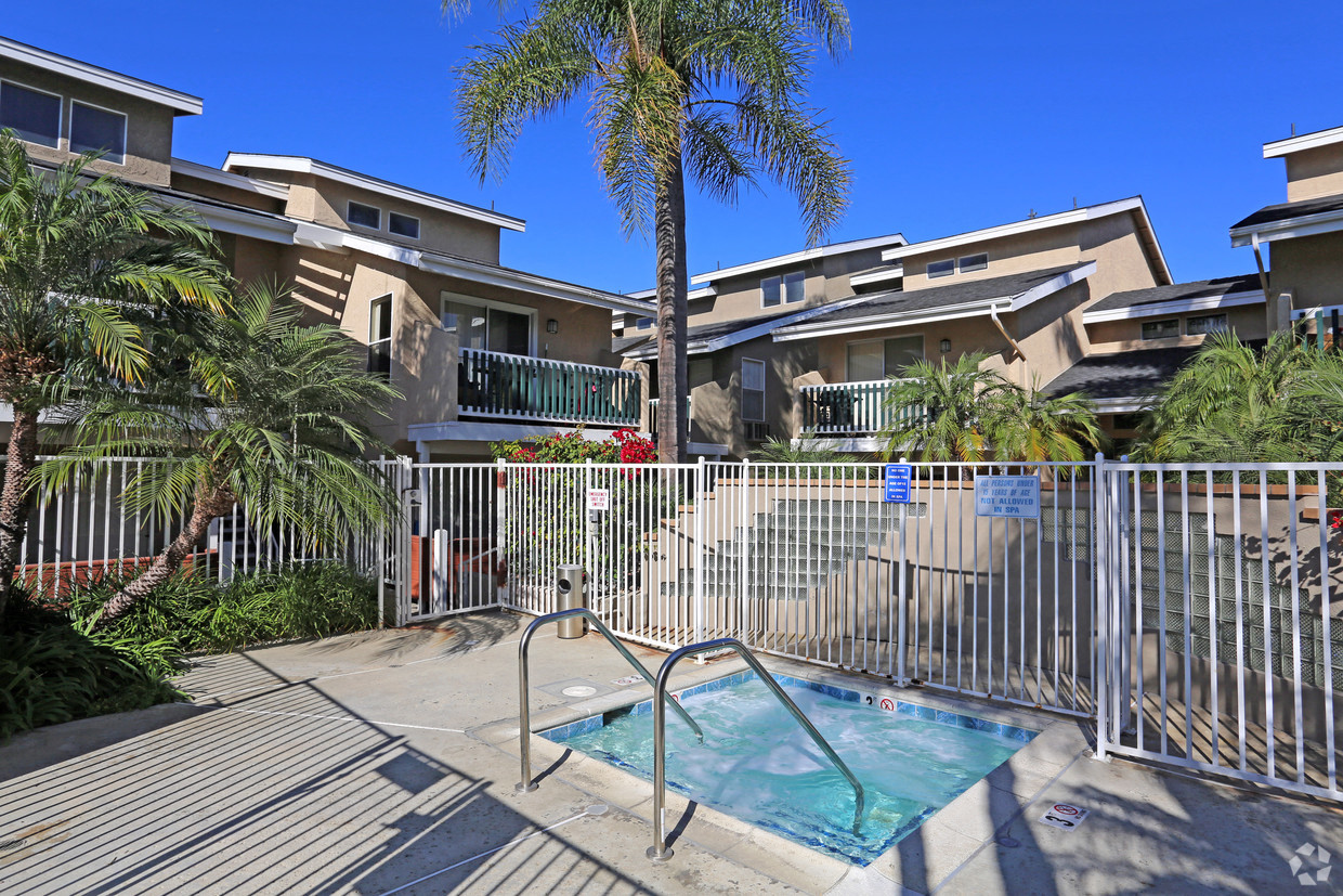 Another angle view of the Jacuzzi area