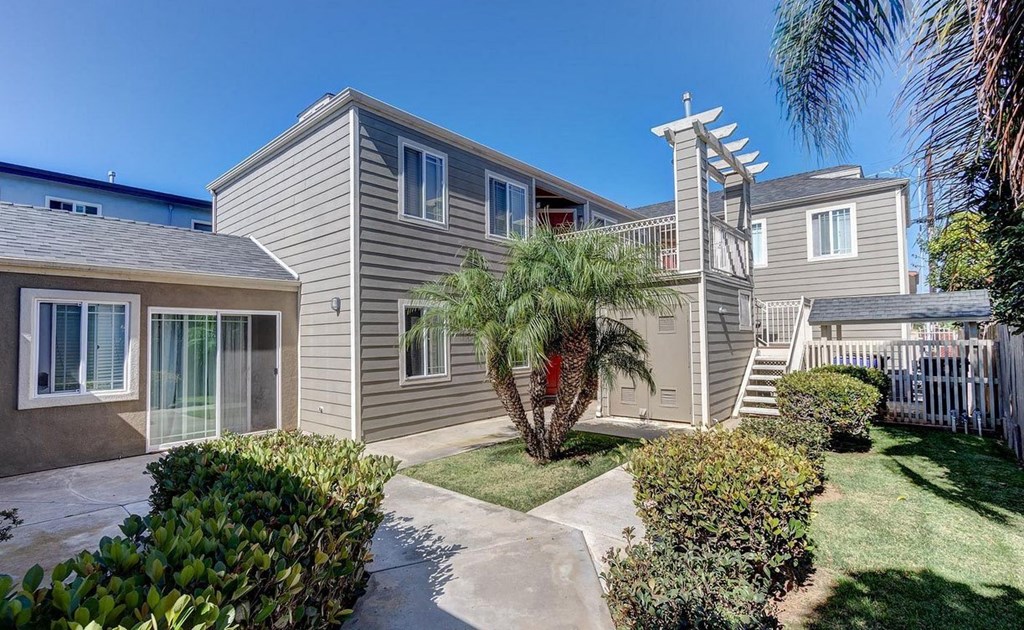 Peaceful back courtyard at Dubuque Apartments.
