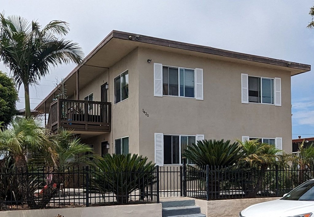 Higgins Street Apartments front yard view in Oceanside, Callifornia.