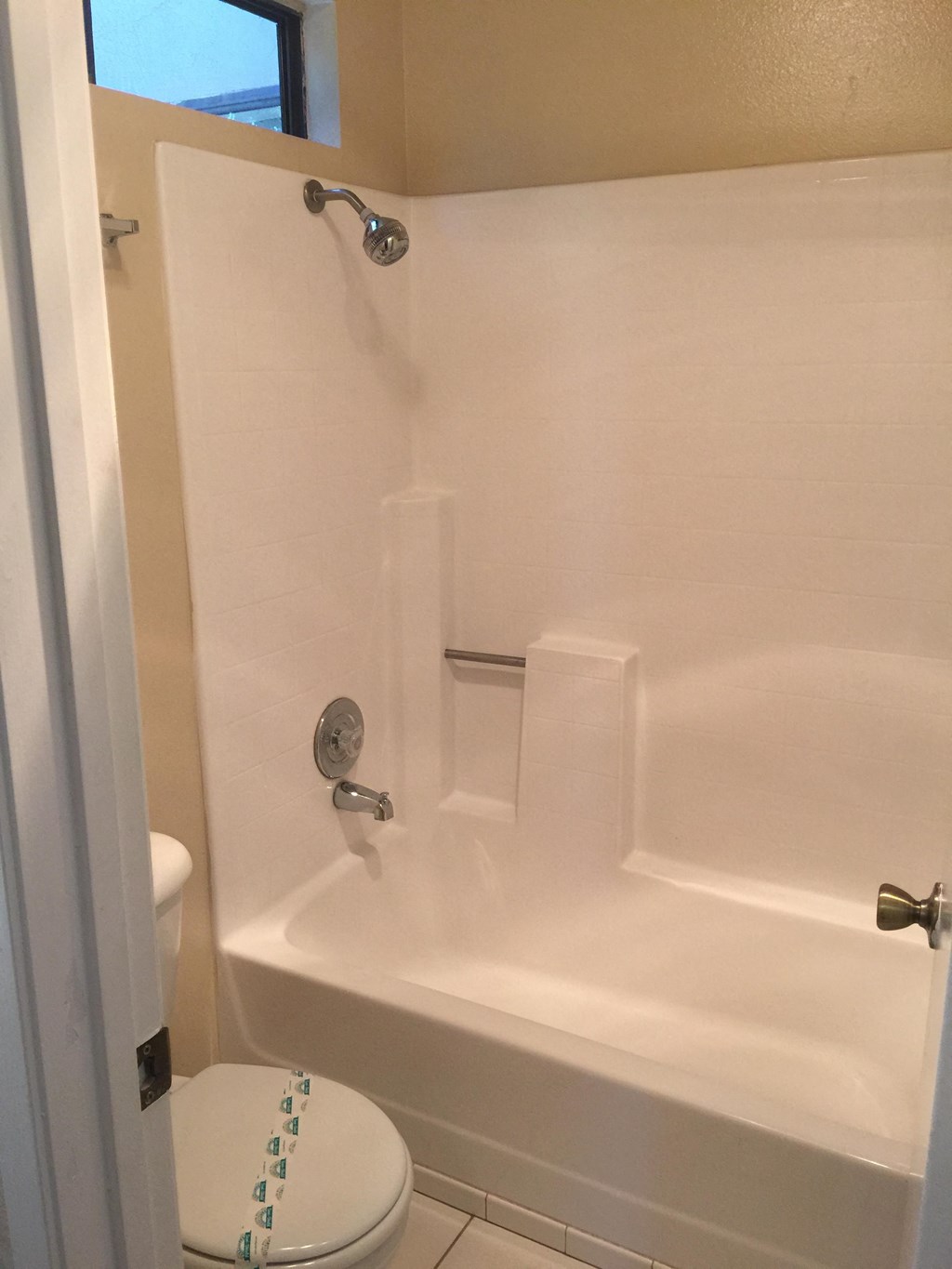 La Costa 15 Apartments bathroom.