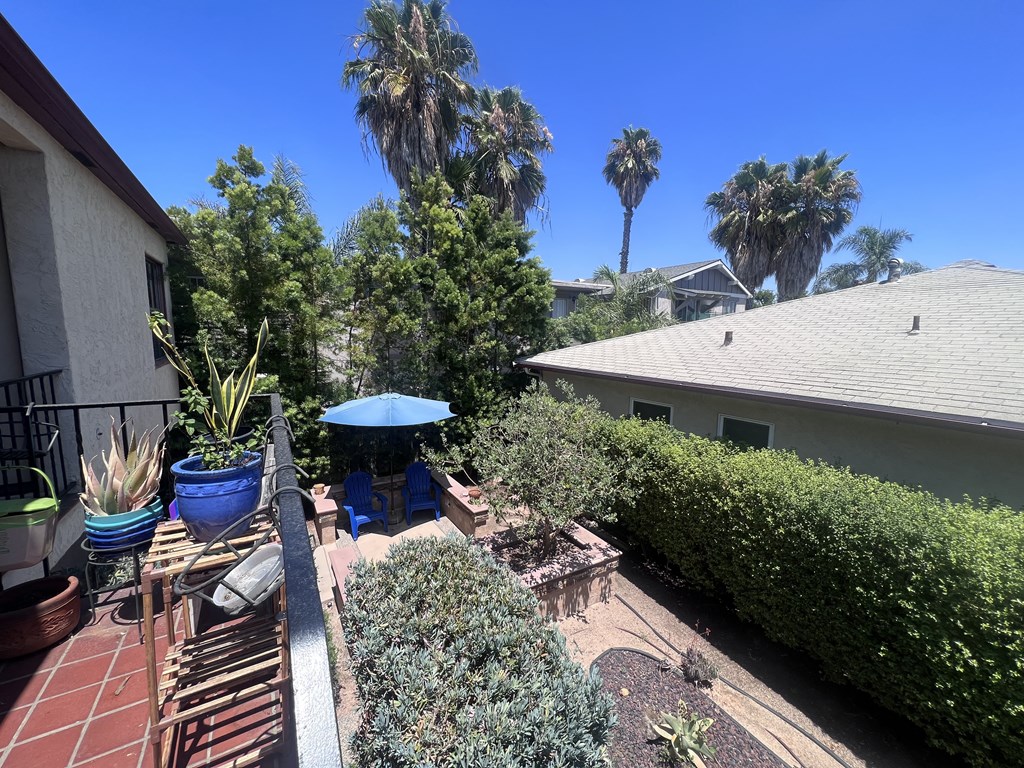 Herman Avenue Apartments in North Park area of San Diego second story view of courtyard and sitting area.