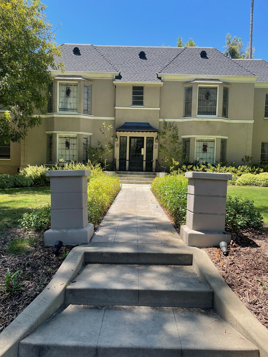 Steps leading to front enterance of Orange Grove Apartments in Pasadena, CA.