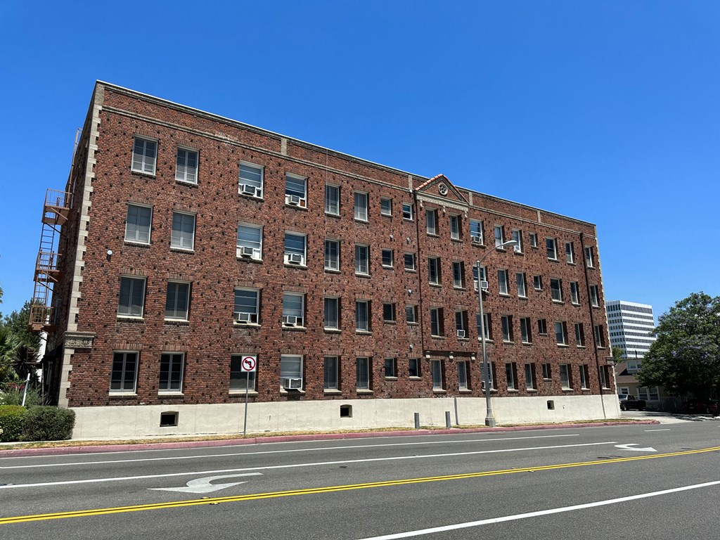Street view of Molino Del Mar Apartments building in Pasadena, California.