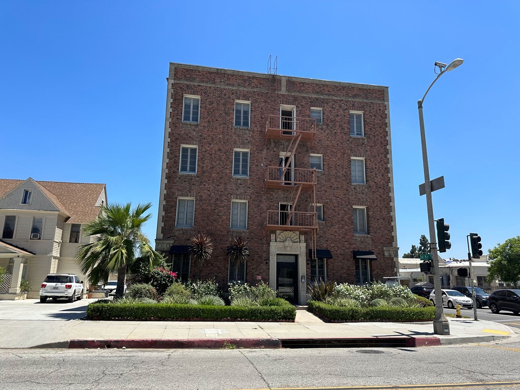 Street view of enterance to the Molino Del Mar Apartments in Pasadena, California.