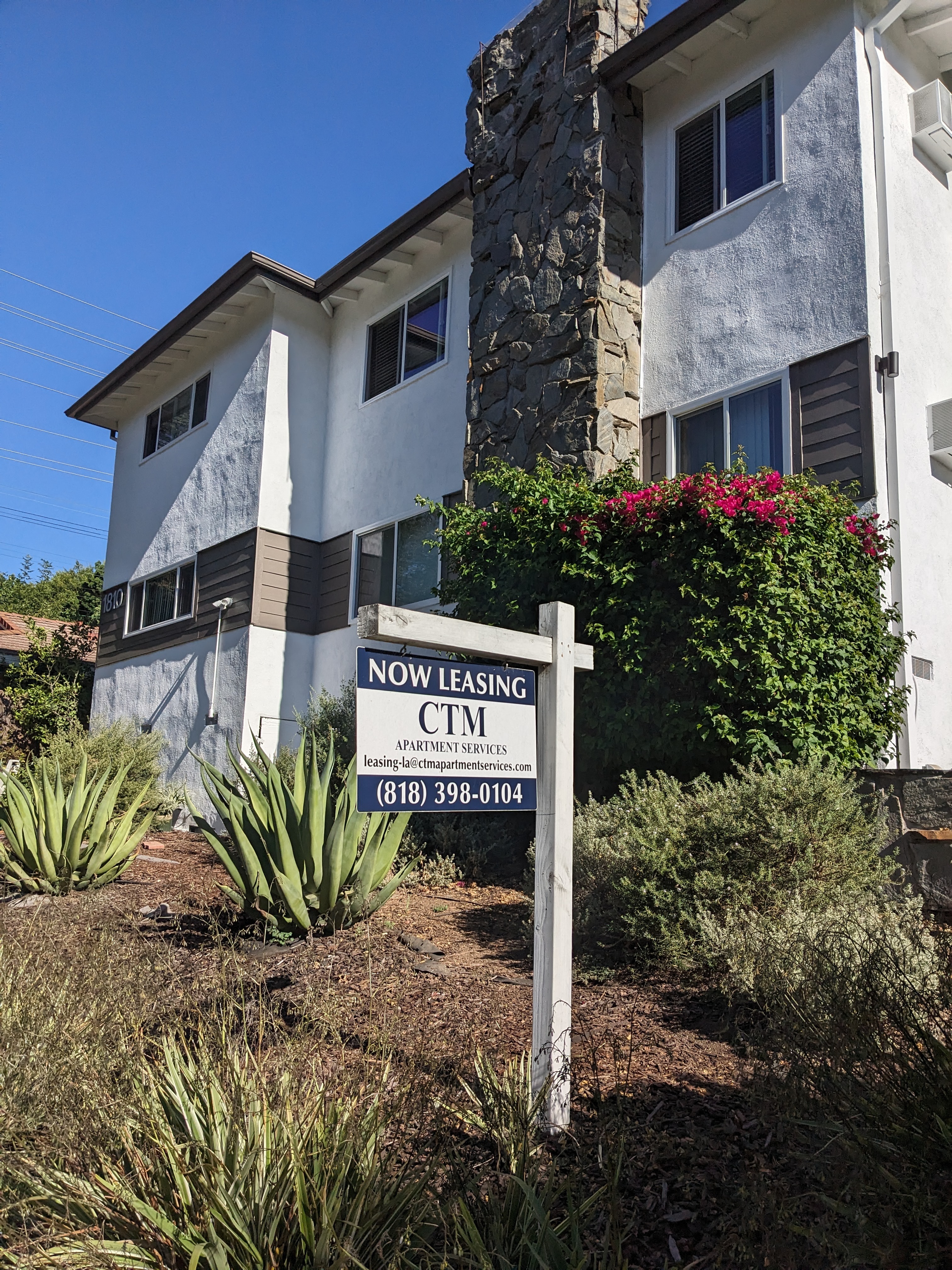 Front yard landscaping at The Hardison Apartments in Pasadena, California.