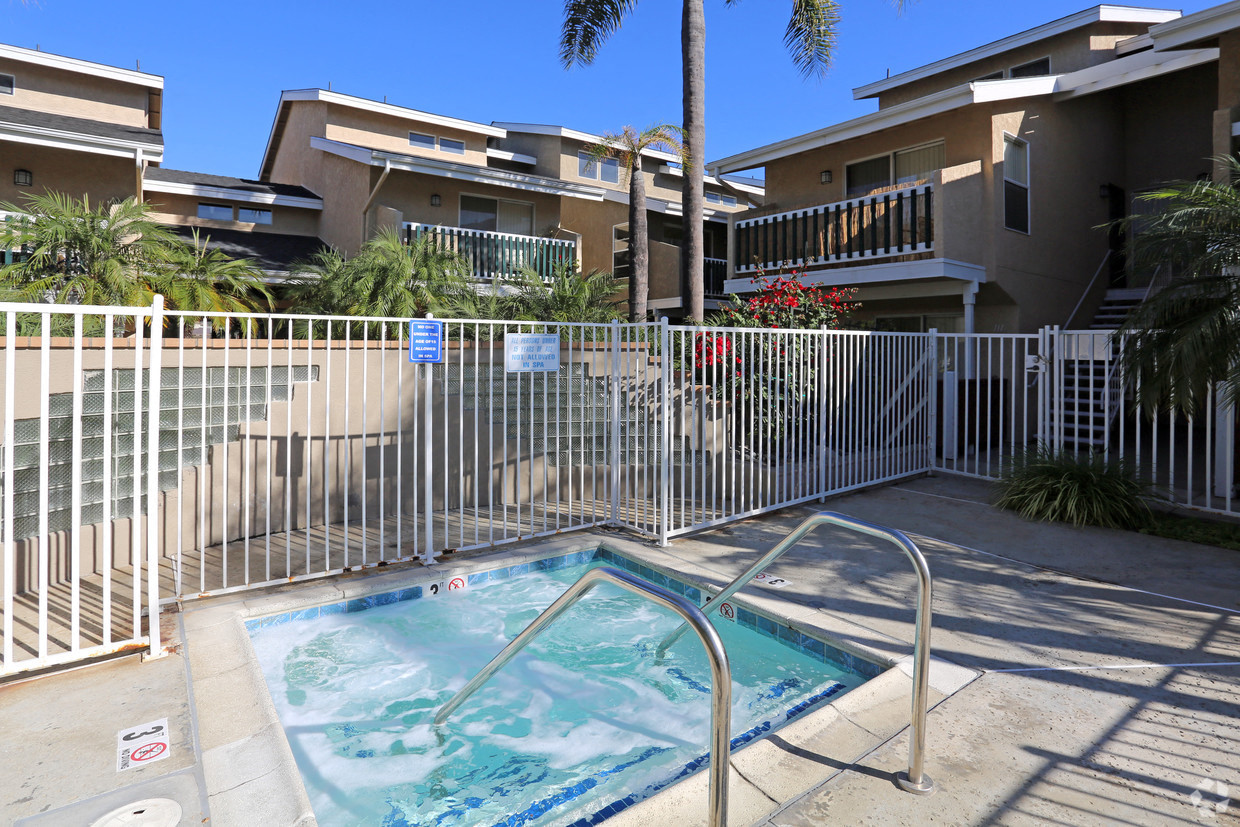 Pool-side view of the Jacuzzi with bubbling water